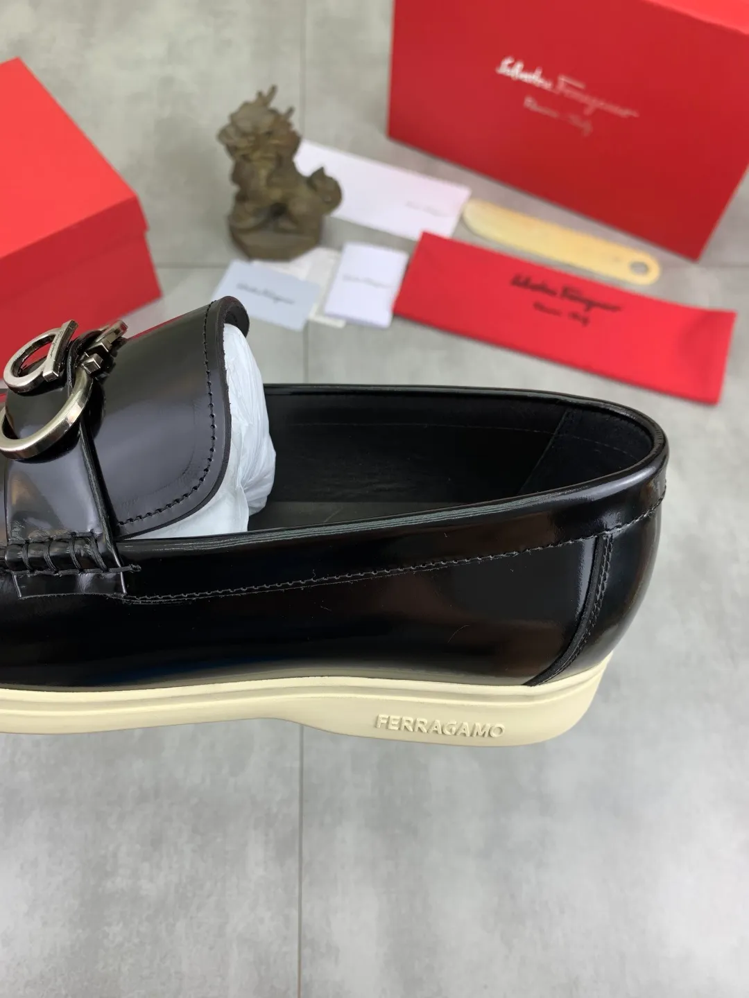 Men's Men's Shoes 💰P580💰[New Style] Water-dyed Niuli 🆘[Salvatore Ferragamo] Ferragamo's latest casual business leather shoes for men! Listed simultaneously! The fabric is made of specially imported original open-edge beaded calfskin, and the interior is made of imported water-dyed cowhide. It is absolutely luxurious and leads the fashion trend. Matching code: 38-44 (45 and 46 can be customized) Black, brown and burgundy colors available